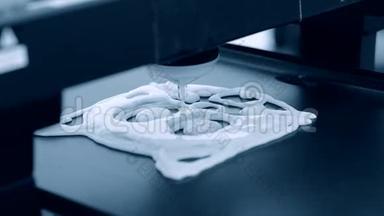 液体面团的3D打印机。 3D打印机打印薄饼和液体面团